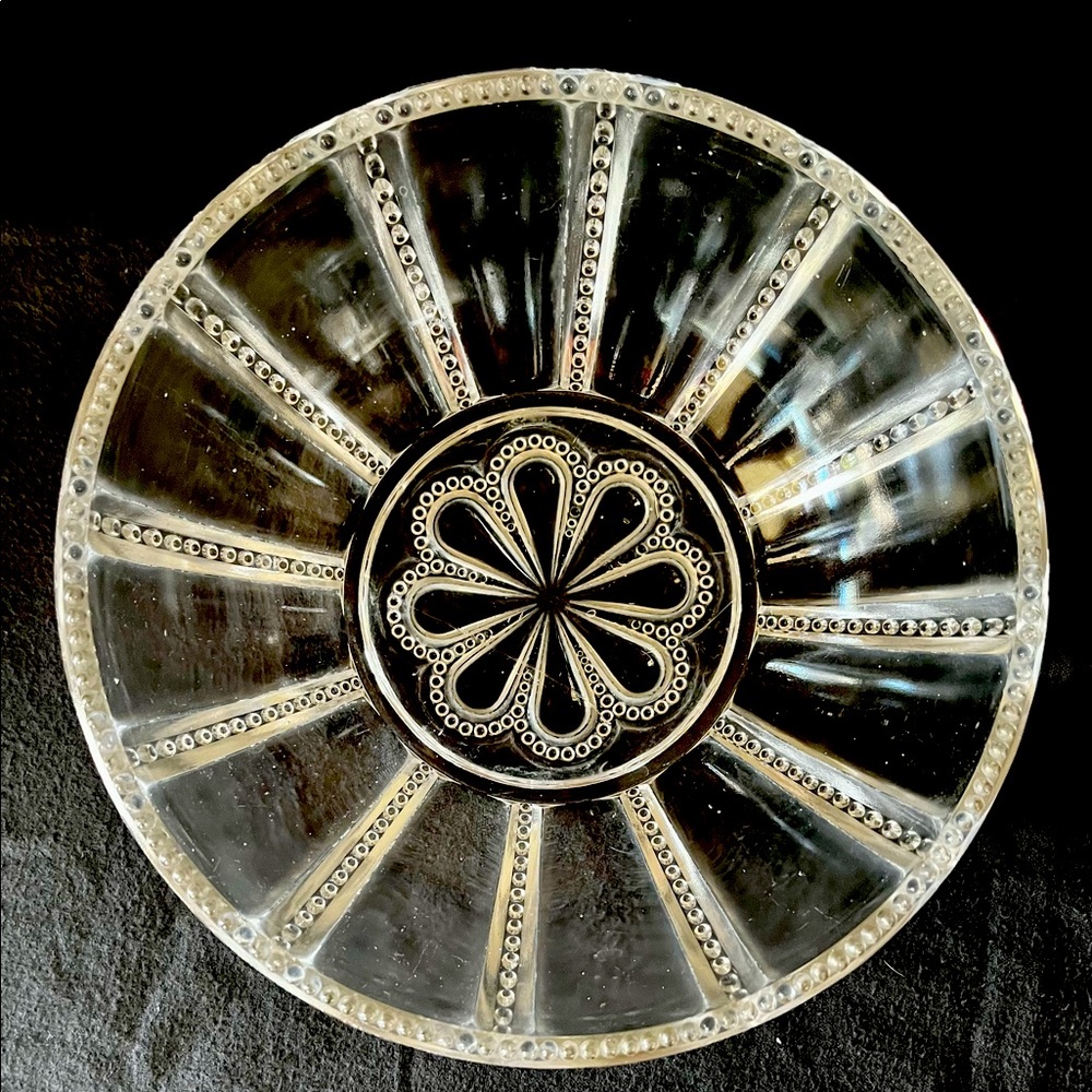 Bowl vintage rare. Daisy center, hob nob bumps. 8” heavy glass.